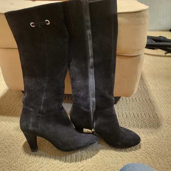 Size 8 Bandolino Boots. Rarely worn. Suede like material. - Picture 2 of 3